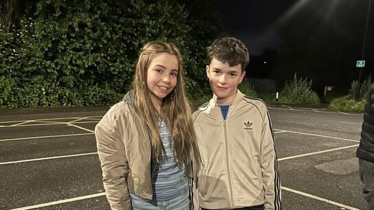 Emilia Holliday y Owen Cooper, Katie y Jamie en Adolescencia