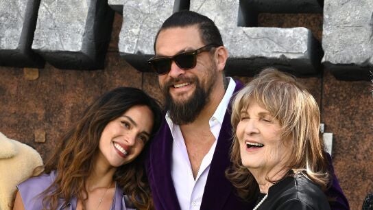 Jason Momoa con su novia, Adria Arjona, y su madre, Coni Momoa