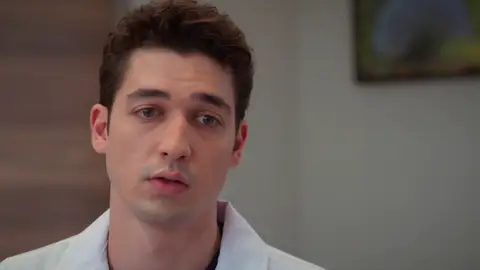 Uras, atrapado entre su carrera y el embarazo de Seren Uras, atrapado entre su carrera y el embarazo de Seren