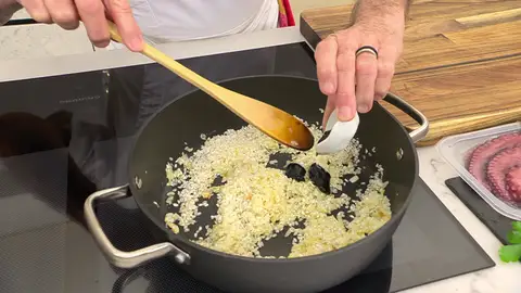 Añade las tintas y el caldo de pescado Añade las tintas y el caldo de pescado