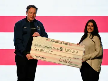 Elon Musk regala cheques millonarios en un intento de influir en la votación a la Corte Suprema de Wisconsin Elon Musk regala cheques millonarios en un intento de influir en la votación a la Corte Suprema de Wisconsin