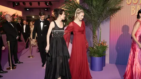 Carlota Casiraghi y Beatrice Borromeo llegando al Baile de la Rosa 2025 Carlota Casiraghi y Beatrice Borromeo llegando al Baile de la Rosa 2025