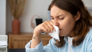 Una mujer con alergia