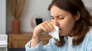 Una mujer con alergia Una mujer con alergia