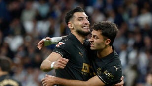 Hugo Duro (d) celebra su gol junto a Rafa Mir