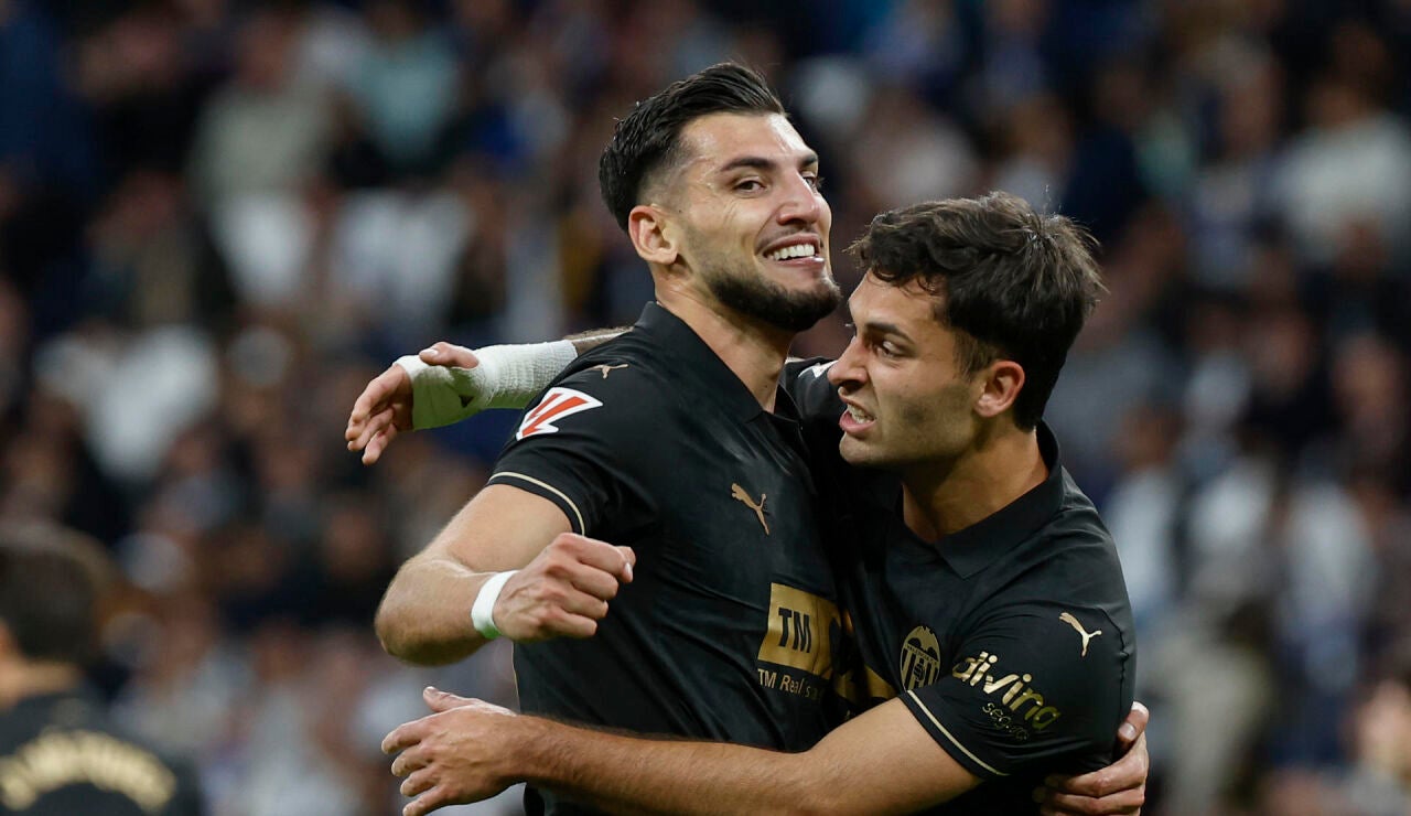 Hugo Duro (d) celebra su gol junto a Rafa Mir