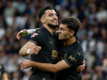 Hugo Duro (d) celebra su gol junto a Rafa Mir