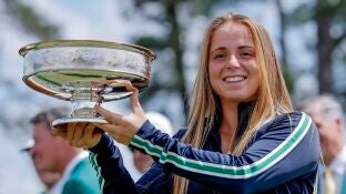Carla Bernat con su trofeo en el Masters de Augusta Amateur