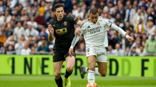 Kylian Mbapp&eacute;, en acci&oacute;n ante el Valencia