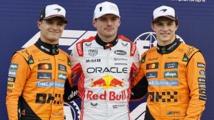 Max Verstappen posa entre Norris (i) y Piastri (d) tras su pole en Suzuka