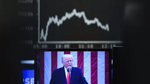 Trump pide a la gente que "resista" su guerra comercial: "No será fácil, pero el resultado será histórico" Trump pide a la gente que "resista" su guerra comercial: "No será fácil, pero el resultado será histórico"