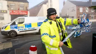 Imagen de archivo de un agente de policía en High Street en Kippax, West Yorkshire. Imagen de archivo de un agente de policía en High Street en Kippax, West Yorkshire.