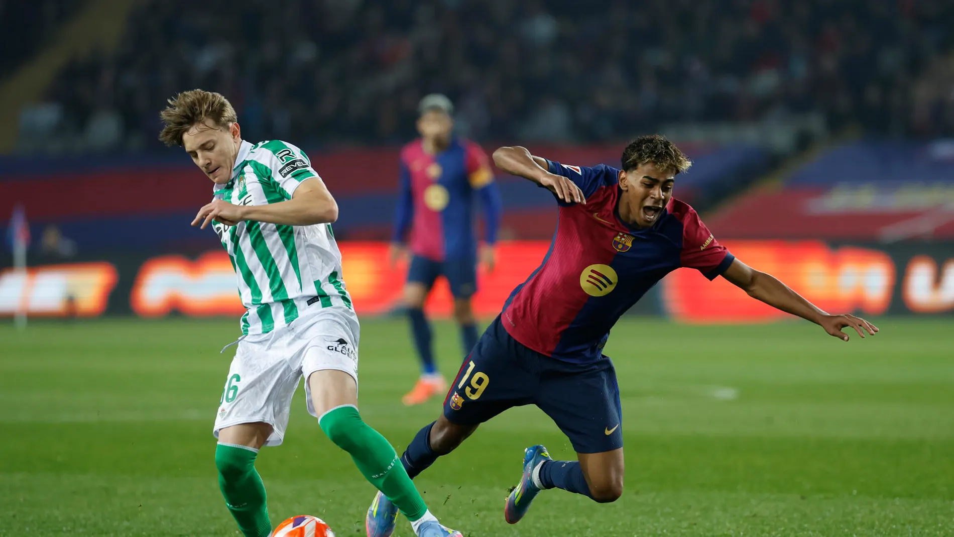 Jesús Rodríguez le roba un balón a Lamine Yamal Jesús Rodríguez le roba un balón a Lamine Yamal