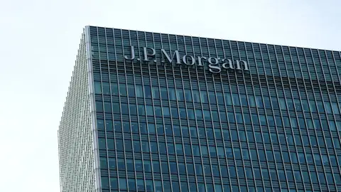 Una vista del edificio del banco estadounidense JPMorgan en el complejo de oficinas de Canary Wharf. Una vista del edificio del banco estadounidense JPMorgan en el complejo de oficinas de Canary Wharf.