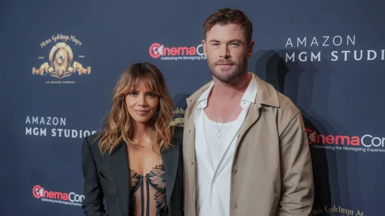 Chris Hemsworth y Halle Berry en la CinemaCon Amazon 2025 Chris Hemsworth y Halle Berry en la CinemaCon Amazon 2025