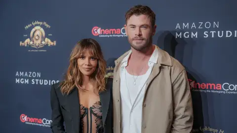 Chris Hemsworth y Halle Berry en la CinemaCon Amazon 2025 Chris Hemsworth y Halle Berry en la CinemaCon Amazon 2025