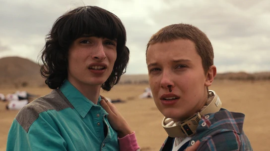 Finn Wolfhard como Mike Wheeler y Millie Bobby como Eleven en la temporada 4 de Stranger Things Finn Wolfhard como Mike Wheeler y Millie Bobby como Eleven en la temporada 4 de Stranger Things