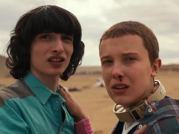 Finn Wolfhard como Mike Wheeler y Millie Bobby como Eleven en la temporada 4 de Stranger Things Finn Wolfhard como Mike Wheeler y Millie Bobby como Eleven en la temporada 4 de Stranger Things