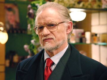 Dami&aacute;n intenta desenmascarar a don Pedro frente a Carmen, pero ella no cree en sus palabras 