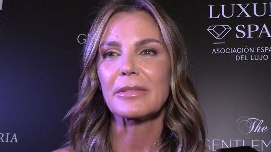 Mar Flores atendiendo a los medios