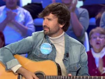 Voz y guitarra en directo: David Otero enamora cantando ‘Cuando no quedan ganas’ en Pasapalabra Voz y guitarra en directo: David Otero enamora cantando ‘Cuando no quedan ganas’ en Pasapalabra