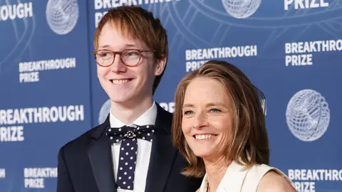 Jodie Foster con su hijo menor, Kit Bernard Foster, en los Premios The Breakthrough en Santa Monica Jodie Foster con su hijo menor, Kit Bernard Foster, en los Premios The Breakthrough en Santa Monica