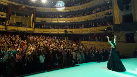 El Teatro Real, en pie, ovaciona a Diana Navarro El Teatro Real, en pie, ovaciona a Diana Navarro