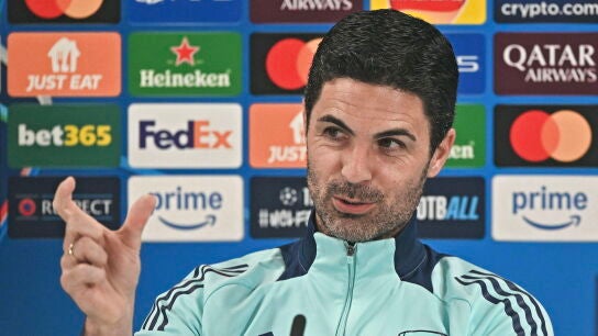 Mikel Arteta atiende a los medios en la sala de prensa 