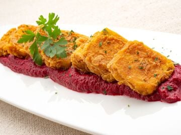 Nuggets de tofu con romesco de remolacha