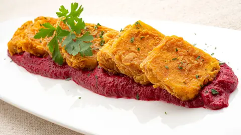 Nuggets de tofu con romesco de remolacha Nuggets de tofu con romesco de remolacha