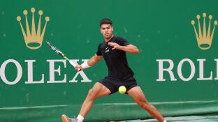 Carlos Alcaraz se ejercita en las pistas del Masters de Montecarlo