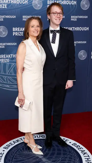 Jodie Foster con su hijo menor, Kit Bernard Foster, en los Premios The Breakthrough en Santa Monica Jodie Foster con su hijo menor, Kit Bernard Foster, en los Premios The Breakthrough en Santa Monica