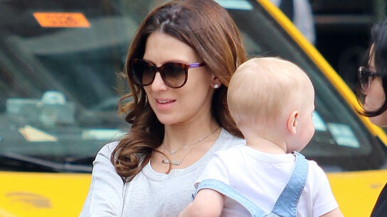 Hilaria Baldwin paseando por Nueva York