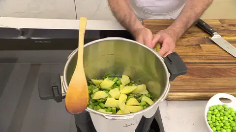 Añade los guisantes, vierte el caldo, sazona y cierra la olla Añade los guisantes, vierte el caldo, sazona y cierra la olla