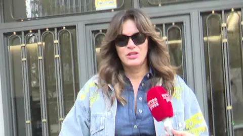 Fabiola Martínez atendiendo a la prensa Fabiola Martínez atendiendo a la prensa