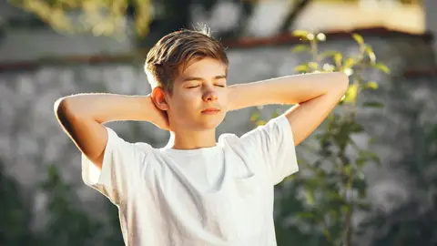 Niño respirando al aire libre Niño respirando al aire libre
