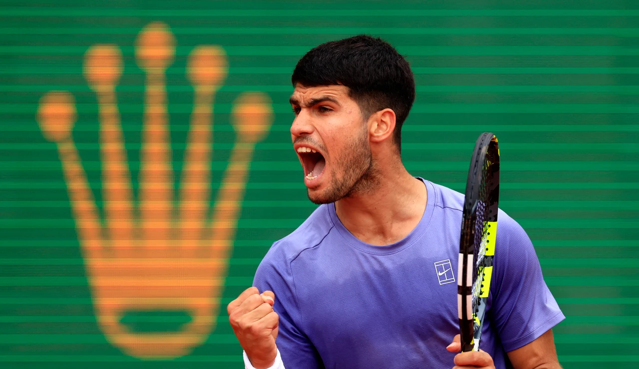 Carlos Alcaraz celebra un punto ante Arthur Fils este viernes en Montecarlo