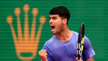 Carlos Alcaraz celebra un punto ante Arthur Fils este viernes en Montecarlo Carlos Alcaraz celebra un punto ante Arthur Fils este viernes en Montecarlo