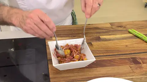 Mezcla el jamón con el pan frito y las semillas de sésamo Mezcla el jamón con el pan frito y las semillas de sésamo