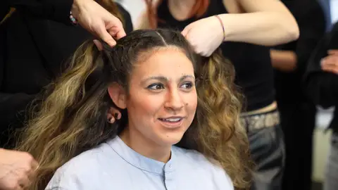 De las trenzas de Isabel Aaiún a la peluca de Lady Gaga: los secretos de la caracterización de la segunda gala De las trenzas de Isabel Aaiún a la peluca de Lady Gaga: los secretos de la caracterización de la segunda gala