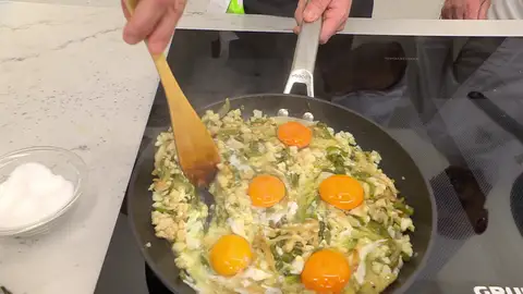 Casca los huevos sobre la sartén Casca los huevos sobre la sartén