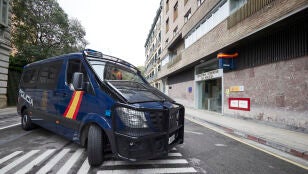 Un furg&oacute;n de la Polic&iacute;a Nacional en la Jefatura Superior de la Polic&iacute;a de Pamplona