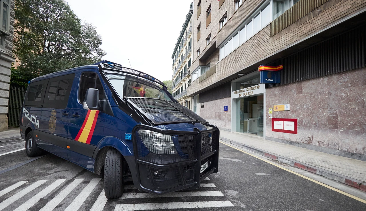 Un furgón de la Policía Nacional en la Jefatura Superior de la Policía de Pamplona