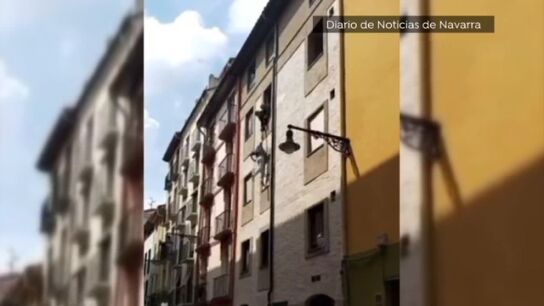 Un fugitivo intenta tirarse por la ventana de un tercer piso para no ser detenido por la polic&iacute;a en Pamplona 