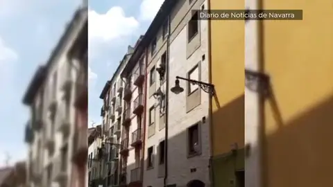Un fugitivo intenta tirarse por la ventana de un tercer piso para no ser detenido por la policía en Pamplona Un fugitivo intenta tirarse por la ventana de un tercer piso para no ser detenido por la policía en Pamplona