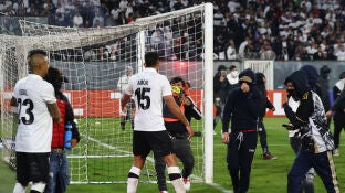 Barras bravas del Colo Colo invaden el terreno de juego del estadio Monumental David Arellano 