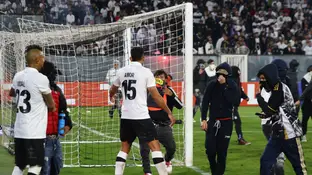 Barras bravas del Colo Colo invaden el terreno de juego del estadio Monumental David Arellano Barras bravas del Colo Colo invaden el terreno de juego del estadio Monumental David Arellano