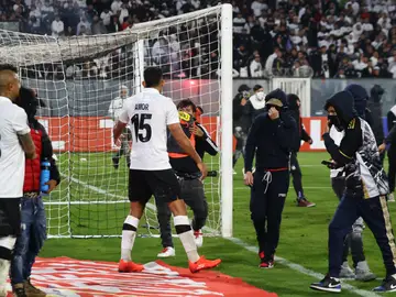 Barras bravas del Colo Colo invaden el terreno de juego del estadio Monumental David Arellano Barras bravas del Colo Colo invaden el terreno de juego del estadio Monumental David Arellano