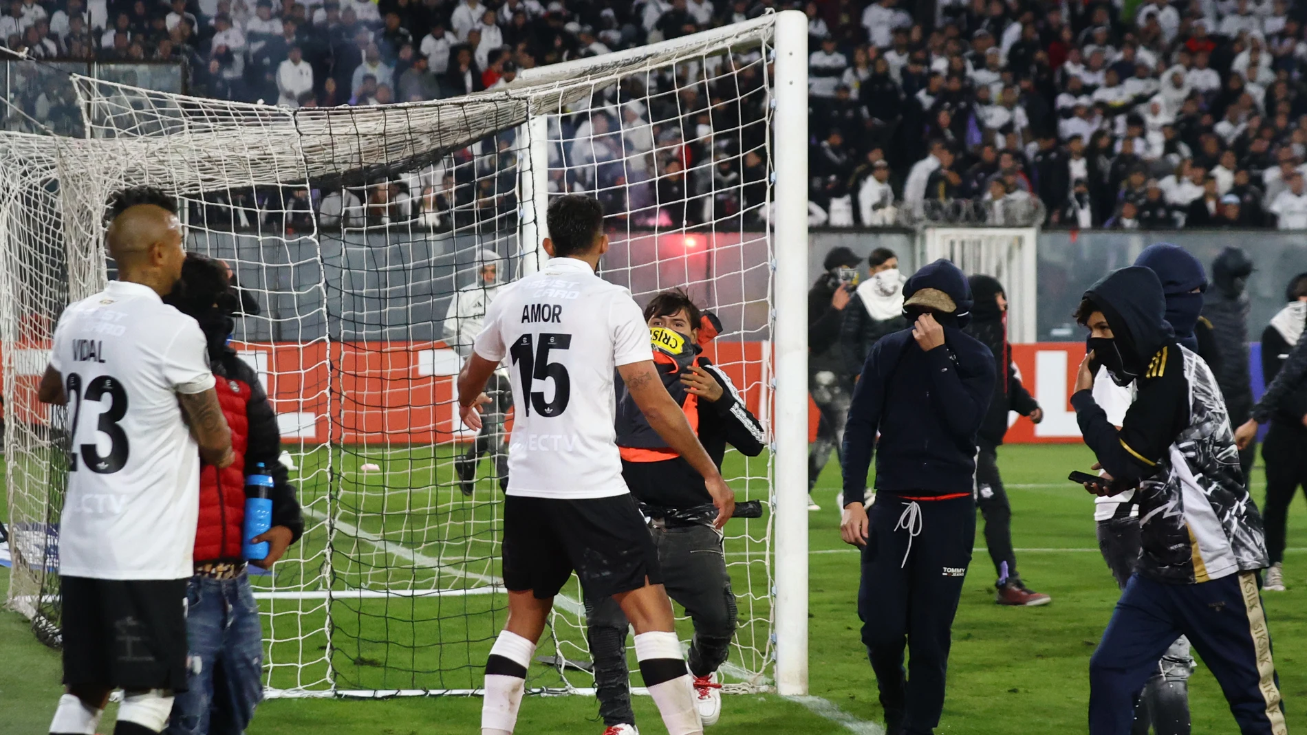 Barras bravas del Colo Colo invaden el terreno de juego del estadio Monumental David Arellano Barras bravas del Colo Colo invaden el terreno de juego del estadio Monumental David Arellano