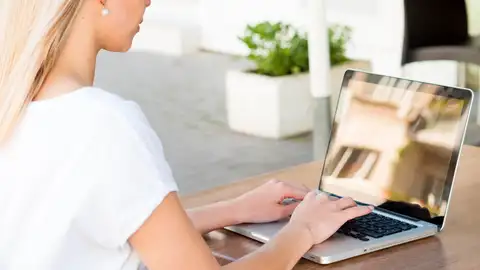 Mujer con ordenador portátil Mujer con ordenador portátil